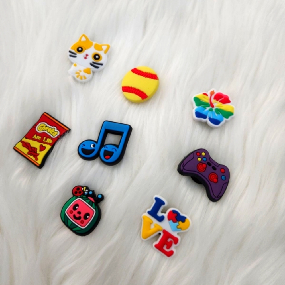 Random croc pins - Picture 2 of 3